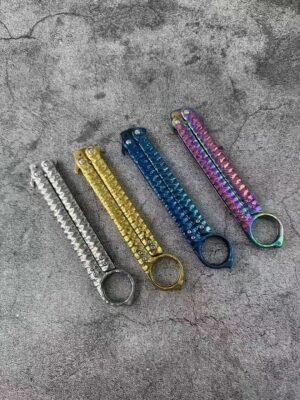 Balisong Karambit Eagle Claw Variation Schleudermesser Farbe Titanium Edition – Bild 2